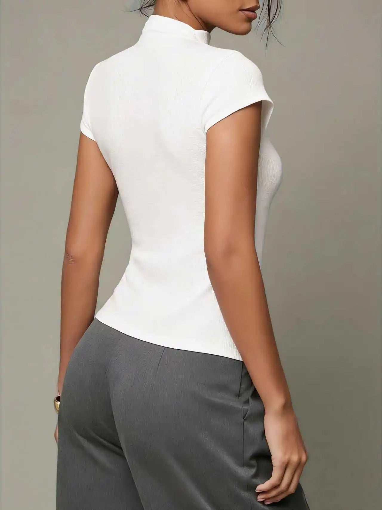 Women's fashionable knitted turtleneck top, slim and comfortable four-season short-sleeved cardigan, can be worn as a base layer